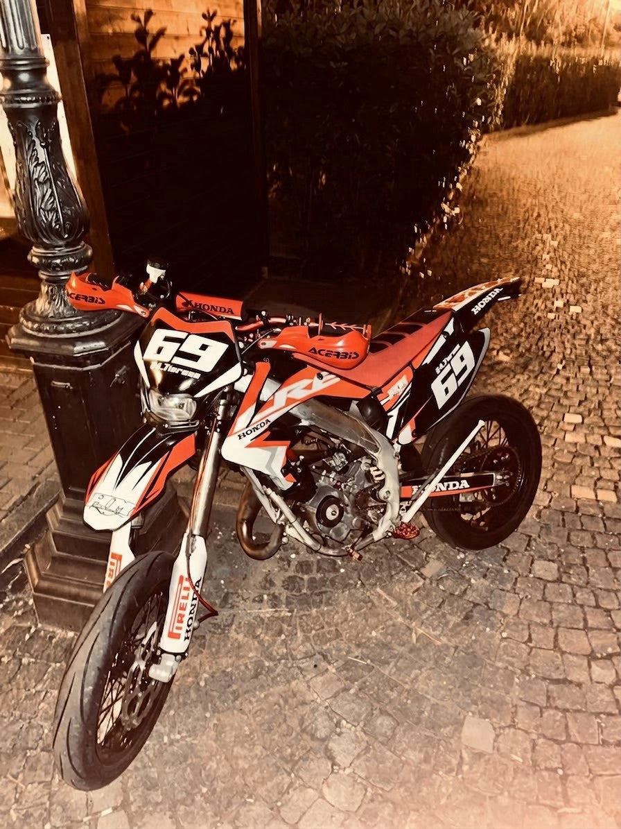 Grafica moto su misura con numero di gara, nome e sponsor inclusi